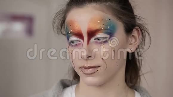 一个不寻常的神秘女孩的肖像有创意的化妆时尚元素概念宏观视频的预览图