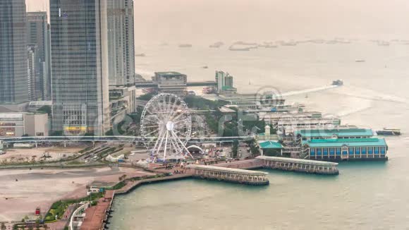 日落香港湾观察轮天台全景4k时间流逝中国视频的预览图