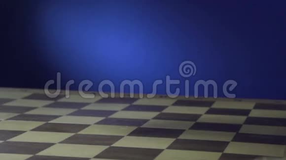 棋子落在蓝色上视频的预览图
