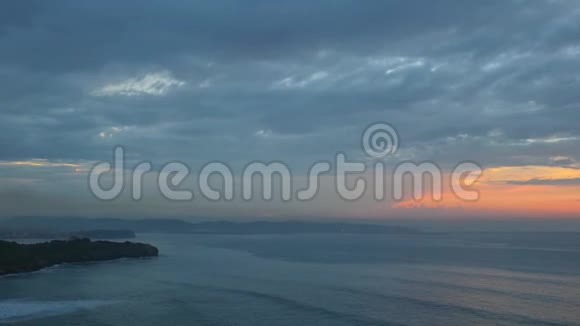 大西洋海湾紫罗兰色的美丽日落带戏剧性的北欧凯尔特景观视频的预览图