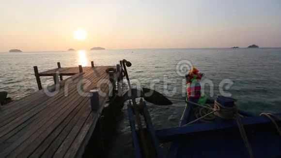 日落时泰国渔船和海上木台旅行视频的预览图