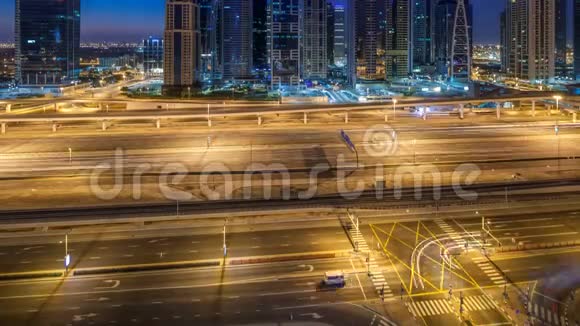 鸟瞰朱美拉湖摩天大楼夜以继日随着交通在谢赫扎耶德路视频的预览图