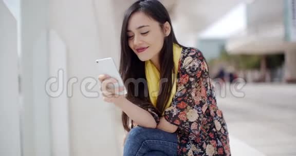 一个正在看手机短信的女孩视频的预览图
