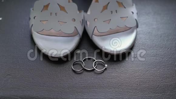 结婚戒指和新娘鞋婚姻象征的配对新娘和新郎成为妻子和丈夫的爱婚姻视频的预览图