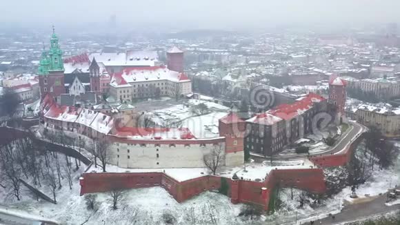 鸟瞰瓦维尔皇家城堡和大教堂维斯图拉河公园长廊和步行人在冬季波兰视频的预览图
