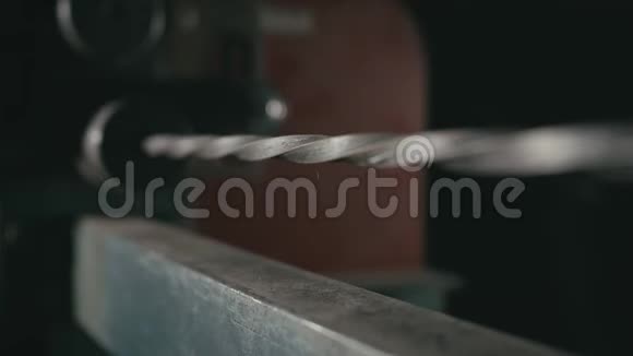 锻造车间在桌子上金属管工艺电捻锻铁机铁匠制造铁制品视频的预览图
