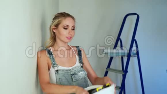 建筑工地女工人翻新公寓视频的预览图