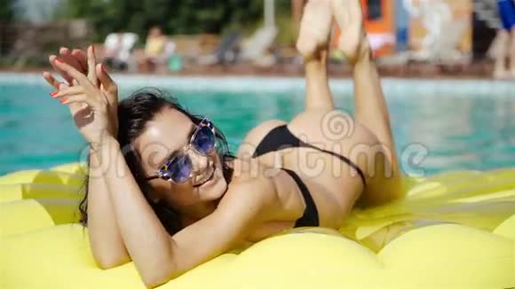 穿比基尼的女人在度假期间在游泳池里喝鸡尾酒享受夏日阳光和晒黑上景游泳的女人视频的预览图