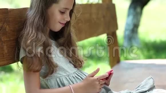 在智能手机上玩游戏的女孩视频的预览图