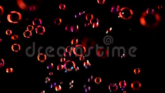 红色肥皂泡在空气中飞舞黑色背景视频的预览图