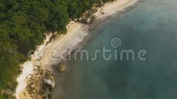 美丽的岩石海岸被海浪冲刷视频的预览图