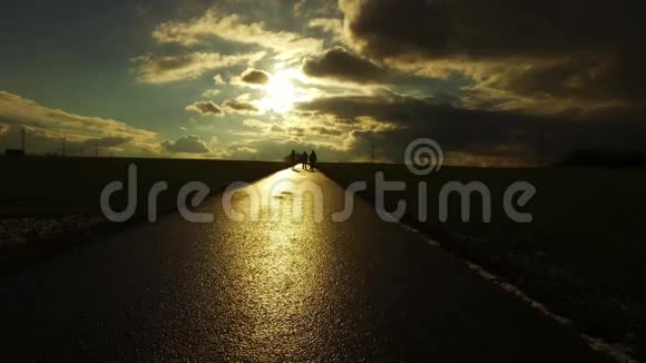 日落景观中田野自然道路人物剪影视频的预览图
