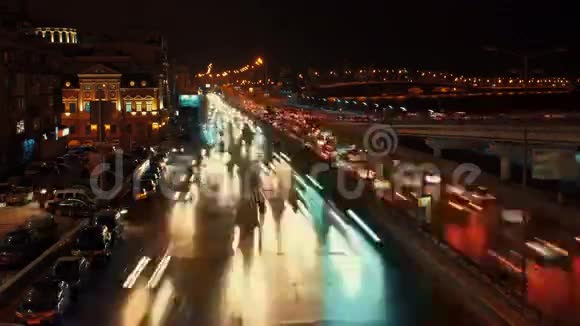 交通道路和城市中心照明的夜幕降临视频的预览图