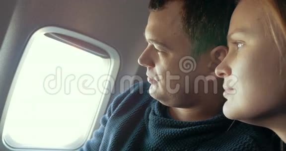 在飞机上睡觉的男人和他的女朋友视频的预览图