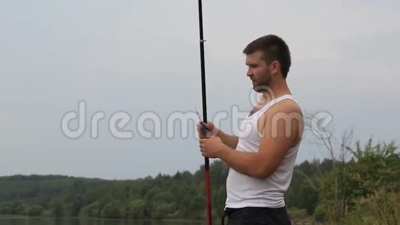 人配置自己的鱼竿视频的预览图