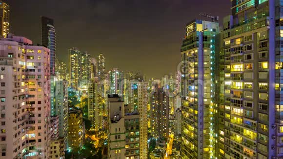 夜幕降临香港生活街区公寓楼全景4k时光流逝中国视频的预览图