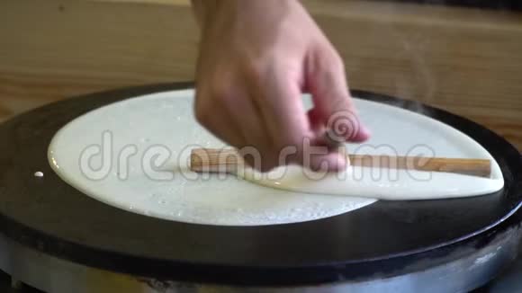 在煎锅上做煎饼的特写在厨房做饭慢动作视频的预览图