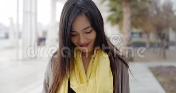 在外面戴着黄色围巾高兴地咧着嘴笑视频的预览图