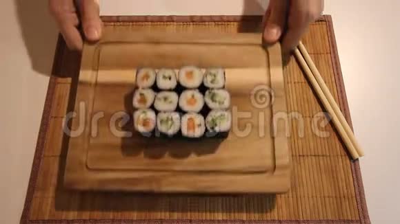 男人把盘子里放着寿司服务员正在招待寿司视频的预览图