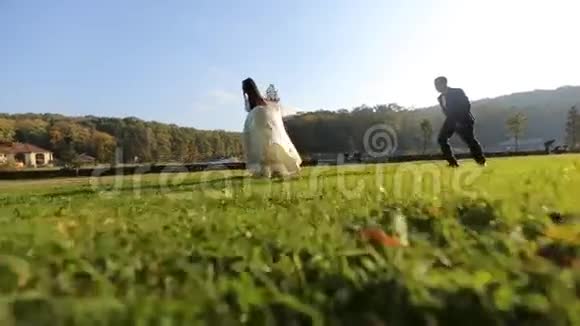 恋爱中的情侣在球场上散步视频的预览图