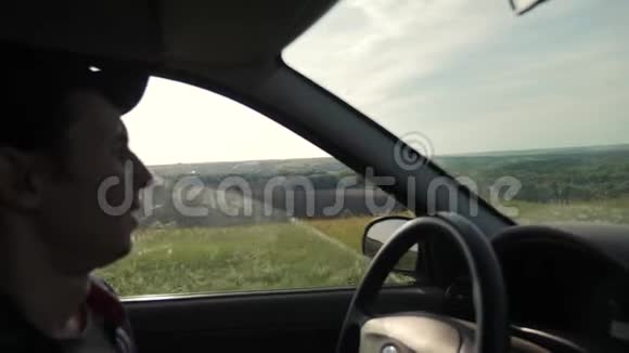 人驾驶着一辆汽车从窗山夏季绿生活方式汽车旅行旅行概念视频的预览图
