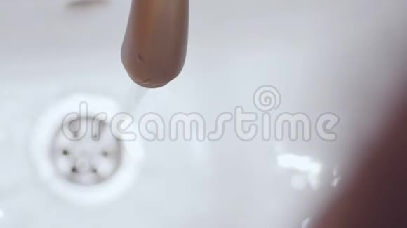 女性在水槽龙头洗涤和干燥她的手4K视频的预览图