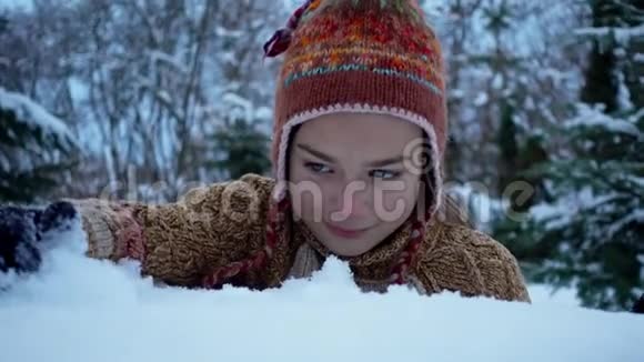 一个孩子在雪地里公园里玩冬天外面一个小男孩的肖像视频的预览图