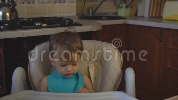小男孩爸爸在厨房里喂粥视频的预览图