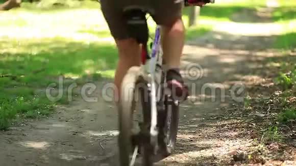 骑自行车的人走上了正轨视频的预览图