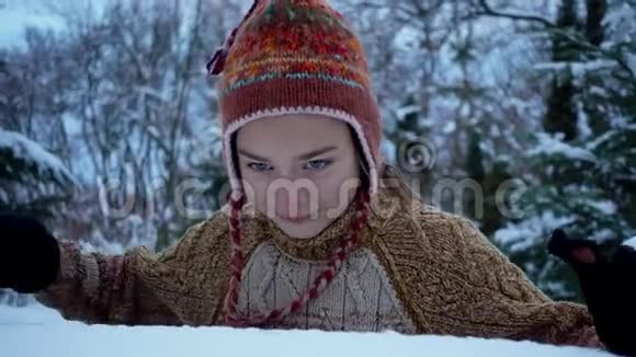 一个孩子在雪地里公园里玩冬天外面一个小男孩的肖像视频的预览图