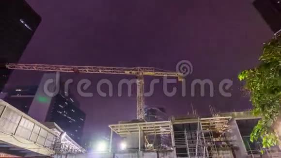 夜光香港中心建筑起重机全景4k时间流逝中国视频的预览图