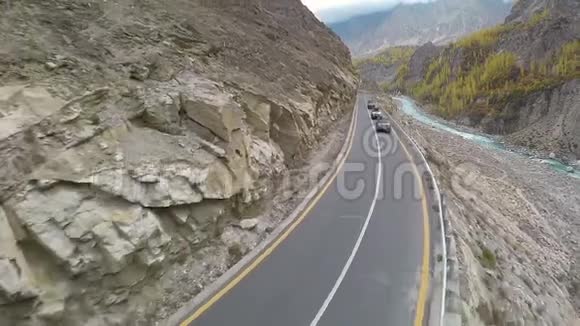 汽车沿着岩石路行驶视频的预览图