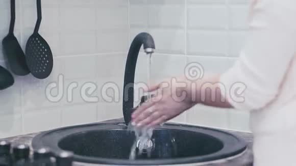 女人在水龙头下洗手视频的预览图