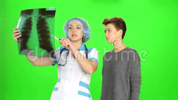 医生和病人讨论扫描结果视频的预览图