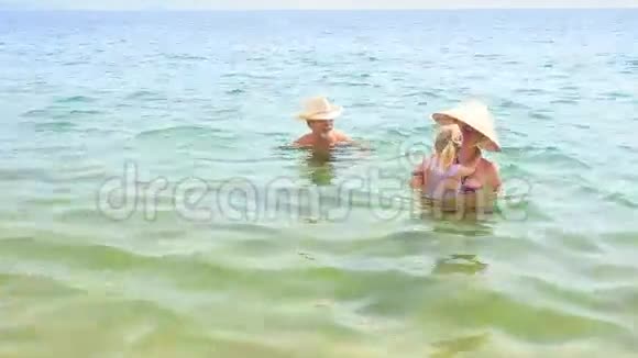 老人母亲小女儿游青海游玩视频的预览图