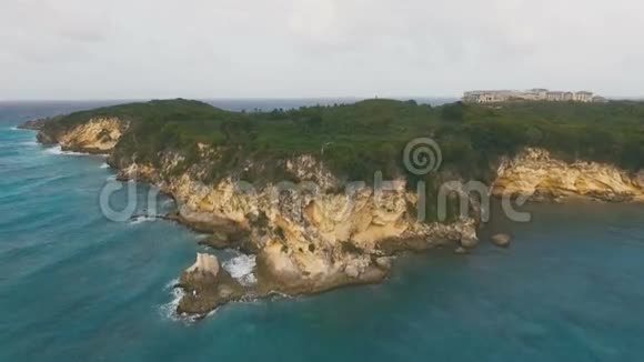海洋壮丽而壮丽的岩石地形视频的预览图