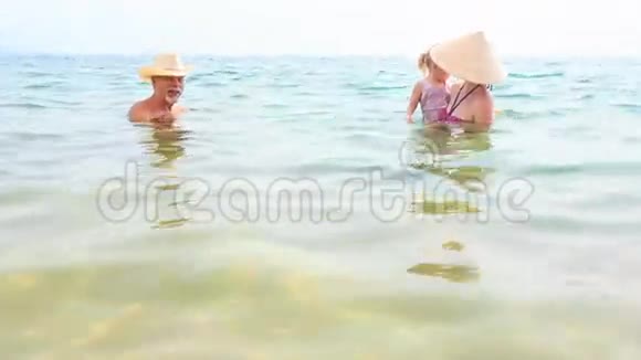 老人母亲小女儿游青海游玩视频的预览图