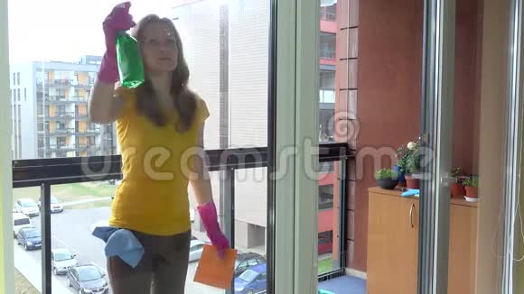 幸福的女人干净的窗户和微笑视频的预览图