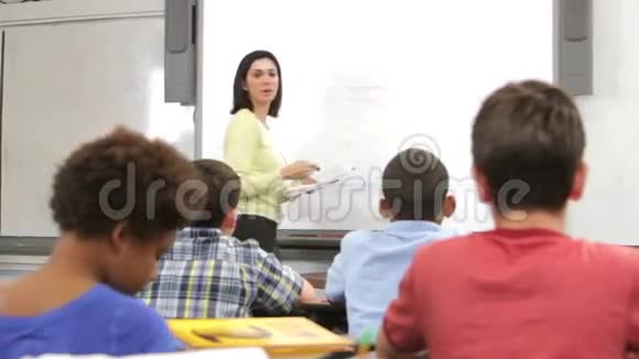 教师问学生问题视频的预览图