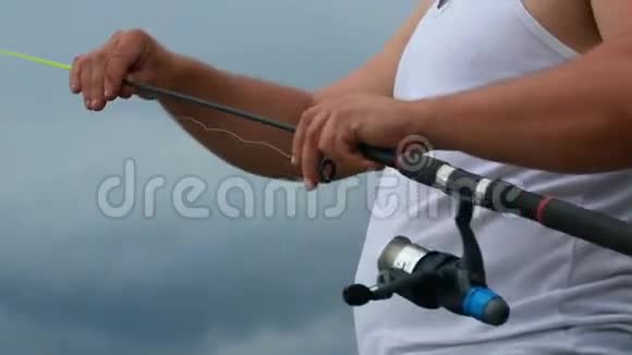 渔夫配置他的鱼竿视频的预览图