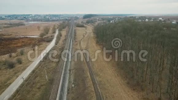 空中景观乌克兰境内的道路轨道路径高压网络视频的预览图