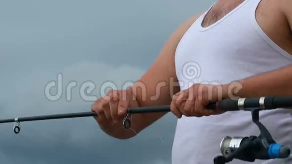 渔夫配置他的鱼竿视频的预览图
