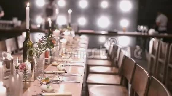 精致精致的餐桌为优雅的宴会配上蜡烛视频的预览图