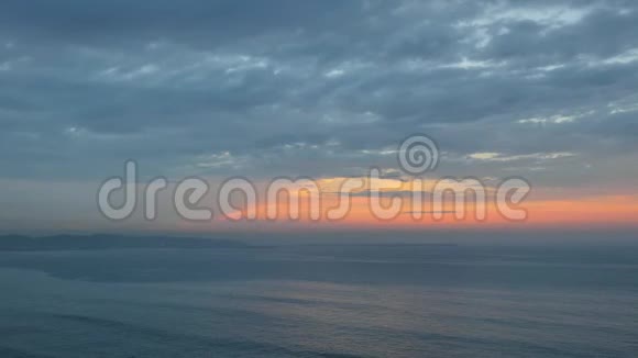 大西洋海湾紫罗兰色的美丽日落带戏剧性的北欧凯尔特景观视频的预览图