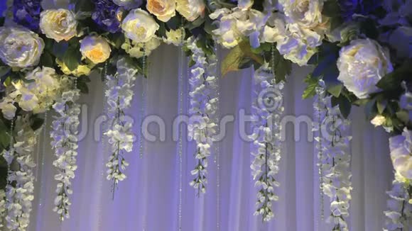 婚礼装饰鲜花拱门视频的预览图