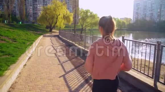 女性跑步户外健康生活方式视频的预览图