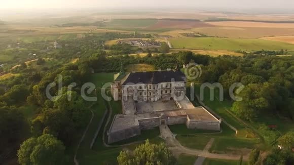 鸟瞰Pidhirtsi城堡4k视频的预览图
