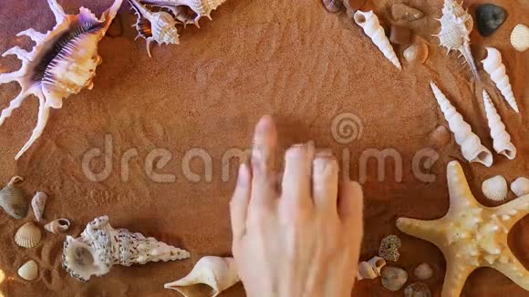手绘数字八八符号在沙子上海滩背景顶部视图视频的预览图