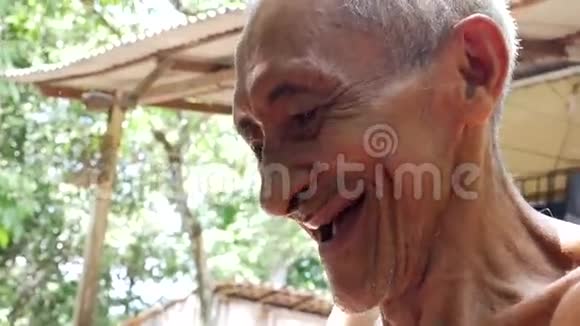 巴西老头笑南美人视频的预览图