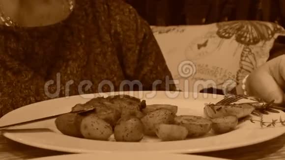 女人正在吃晚饭旧风格的萼片和谷物视频的预览图